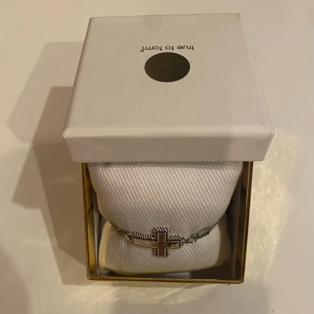 True to form Sterling Silver Cross bolo closure Bracelet - New n gift box